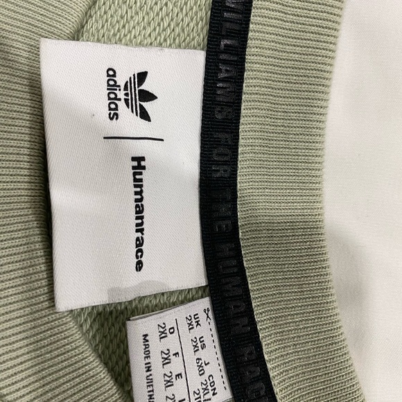 Pharrell Williams Addidas sweatshirt and matching shorts - Picture 5 of 9